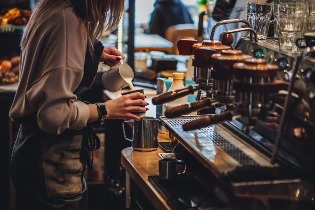 スタッフが作業している飲食店